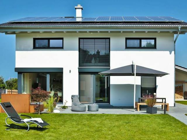 Fertighaus Vitalhaus Bruckmühl von Regnauer Hausbau, Satteldach-Klassiker Außenansicht 1