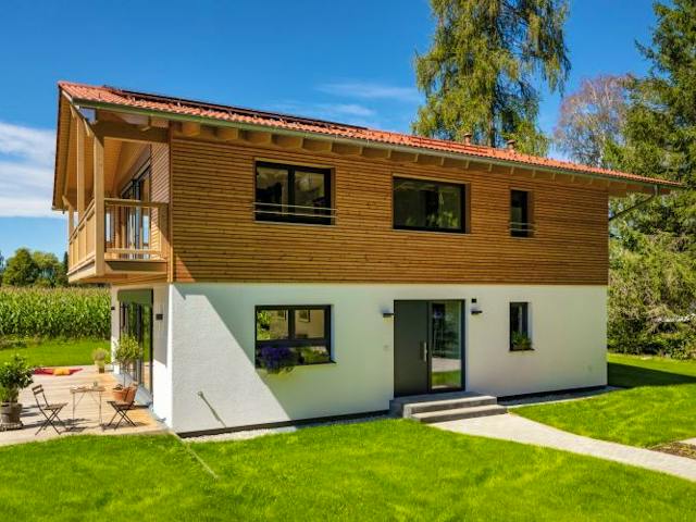 Fertighaus Vitalhaus Oberhaching von Regnauer Hausbau, Satteldach-Klassiker Außenansicht 1