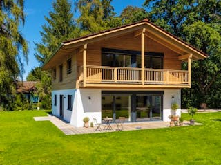 Fertighaus Vitalhaus Oberhaching von Regnauer Hausbau, Satteldach-Klassiker Außenansicht 2