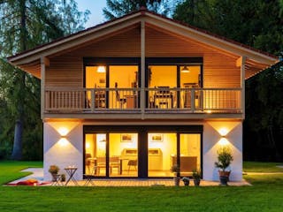 Fertighaus Vitalhaus Oberhaching von Regnauer Hausbau, Satteldach-Klassiker Außenansicht 3