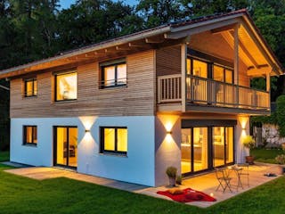 Fertighaus Vitalhaus Oberhaching von Regnauer Hausbau, Satteldach-Klassiker Außenansicht 4