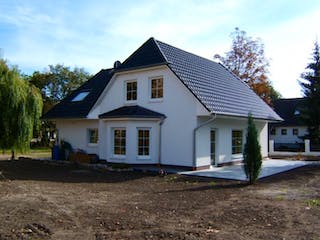 Massivhaus WHITE PEARL 1 mit Anbau von domoplan massivhaus,  Außenansicht 2