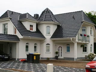 Massivhaus WHITE PEARL 130 mit Anbau von domoplan massivhaus,  Außenansicht 1