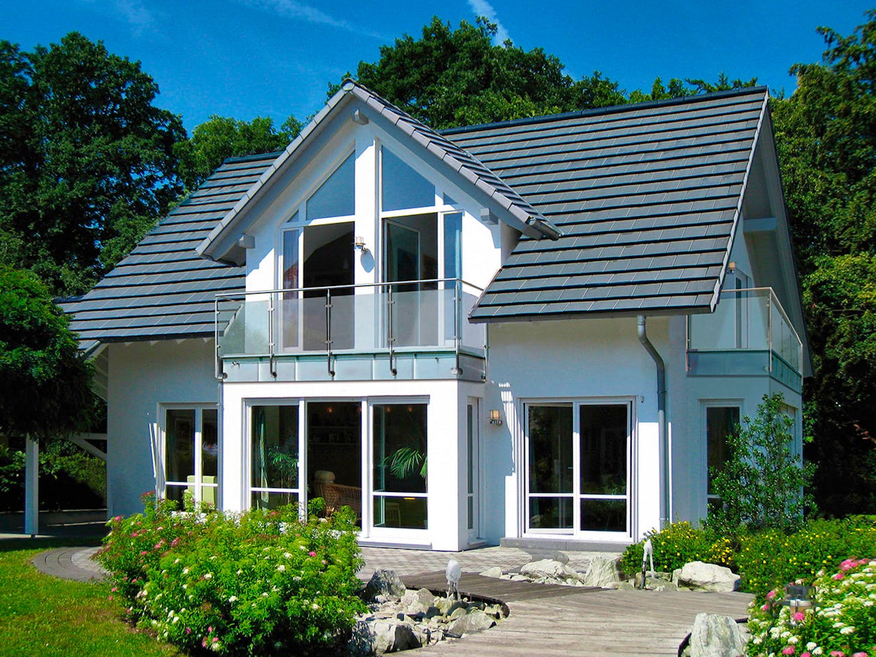 Fertighaus MH Bad Vilbel von WEISS Holzhaus, Satteldach-Klassiker Außenansicht 1