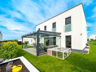 Massivhaus Bauhaus Thumann mit großer Dachterrasse von MYMassivhaus, Cubushaus Außenansicht 1