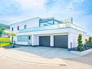 Massivhaus Bauhaus Thumann mit großer Dachterrasse von MYMassivhaus, Cubushaus Außenansicht 2