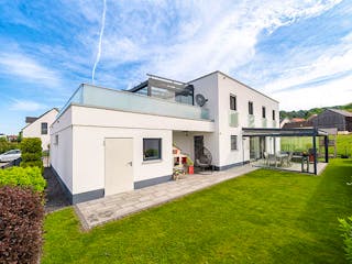 Massivhaus Bauhaus Thumann mit großer Dachterrasse von MYMassivhaus, Cubushaus Außenansicht 4