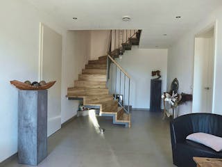 Massivhaus Hanghaus mit Einliegerwohnung und Pool von MYMassivhaus, Stadtvilla Innenansicht 3