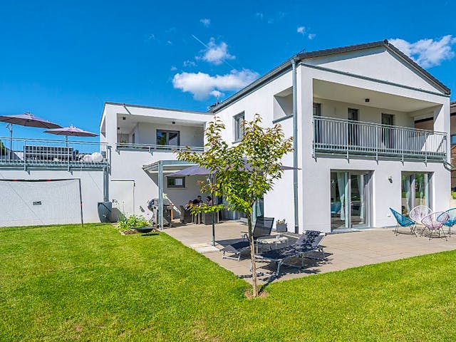 Massivhaus Massivhaus Thumann mit Satteldach und Sauna von MYMassivhaus, Satteldach-Klassiker Außenansicht 1