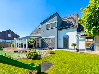 Massivhaus Massivhaus Thumann mit Erker und großer Erholungsoase von MYMassivhaus, Satteldach-Klassiker Außenansicht 1