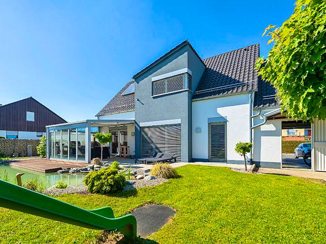 Massivhaus Massivhaus Thumann mit Erker und großer Erholungsoase von MYMassivhaus, Satteldach-Klassiker Außenansicht 1 Massivhaus Massivhaus Thumann mit Erker und großer Erholungsoase von MYMassivhaus, Satteldach-Klassiker Außenansicht 1