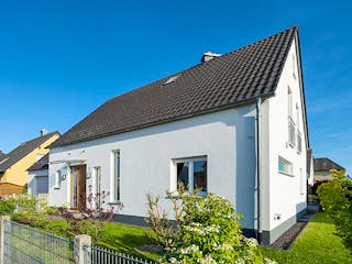 Massivhaus Massivhaus Thumann mit Erker und großer Erholungsoase von MYMassivhaus, Satteldach-Klassiker Außenansicht 2