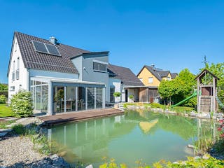 Massivhaus Massivhaus Thumann mit Erker und großer Erholungsoase von MYMassivhaus, Satteldach-Klassiker Außenansicht 3