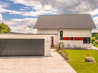 Massivhaus Passivhaus Hägele mit Lichthof von MYMassivhaus, Satteldach-Klassiker Außenansicht 2