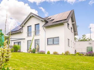 Massivhaus Passivhaus Hägele mit Lichthof von MYMassivhaus, Satteldach-Klassiker Außenansicht 3