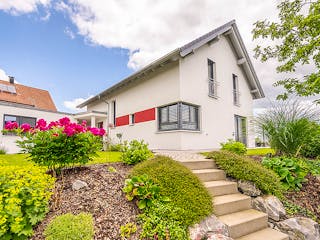 Massivhaus Passivhaus Hägele mit Lichthof von MYMassivhaus, Satteldach-Klassiker Außenansicht 4