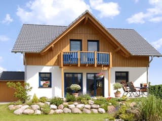 Blockhaus Musterhaus Mülheim-Kärlich 1 D122 von Frammelsberger R. Ingenieur-Holzbau, Satteldach-Klassiker Außenansicht 2