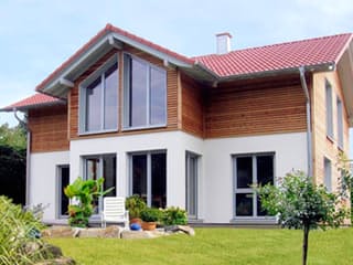 Blockhaus D155 von Frammelsberger R. Ingenieur-Holzbau, Satteldach-Klassiker Außenansicht 1