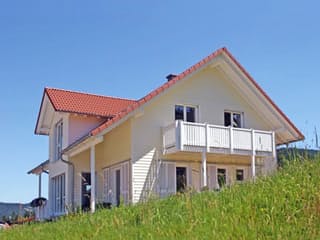 Blockhaus Braun D165 von Frammelsberger R. Ingenieur-Holzbau, Satteldach-Klassiker Außenansicht 1