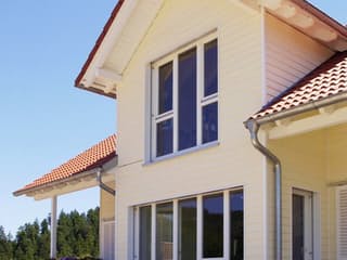 Blockhaus Braun D165 von Frammelsberger R. Ingenieur-Holzbau, Satteldach-Klassiker Außenansicht 2