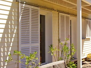 Blockhaus Braun D165 von Frammelsberger R. Ingenieur-Holzbau, Satteldach-Klassiker Außenansicht 3