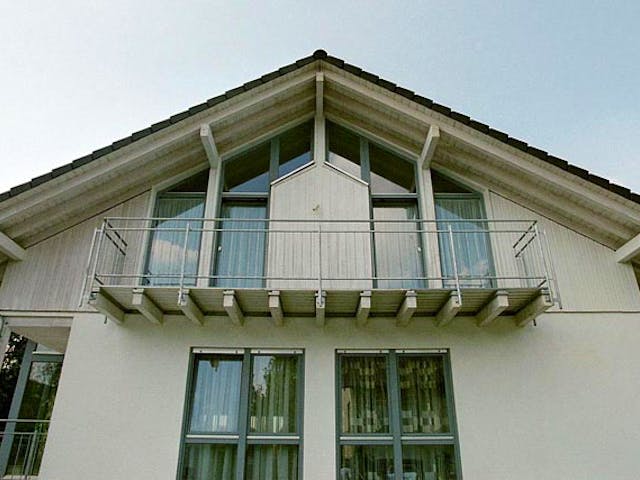 Blockhaus Schindler D195 von Frammelsberger R. Ingenieur-Holzbau, Satteldach-Klassiker Außenansicht 2
