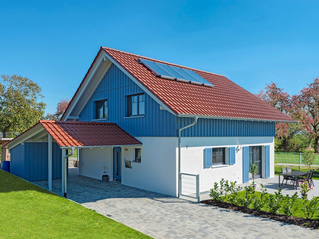 Blockhaus D138 Seifert von Frammelsberger R. Ingenieur-Holzbau, Satteldach-Klassiker Außenansicht 1
