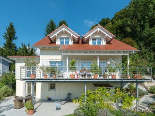 Blockhaus D162 Krastel von Frammelsberger R. Ingenieur-Holzbau, Satteldach-Klassiker Außenansicht 1