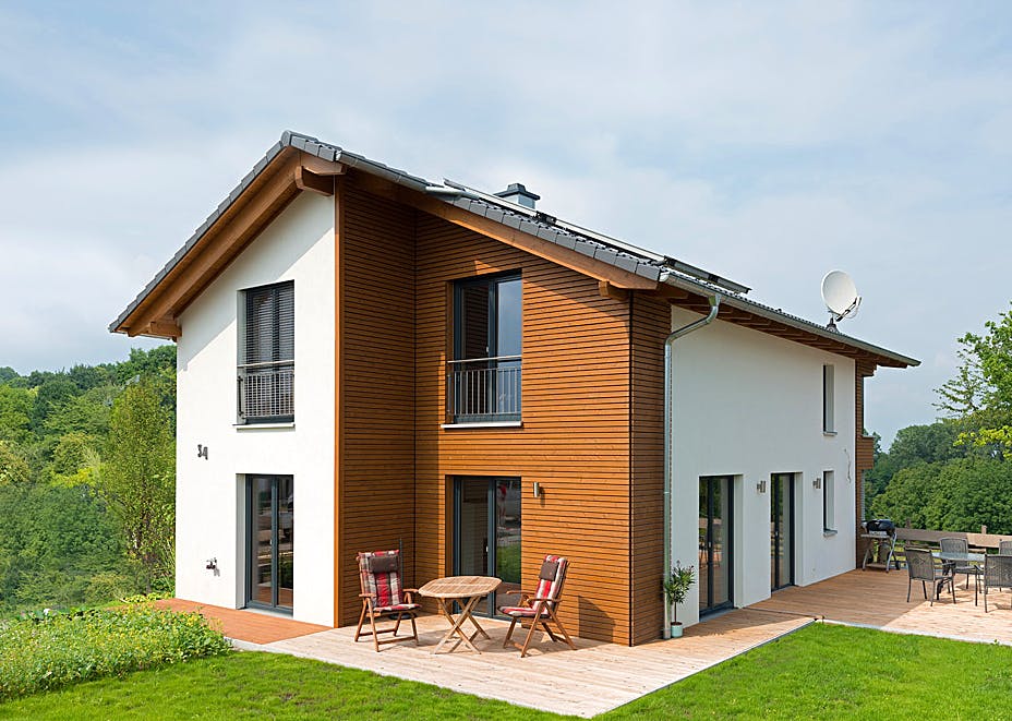 Blockhaus D144 Schwarzwasser von Frammelsberger R. Ingenieur-Holzbau, Satteldach-Klassiker Außenansicht 1