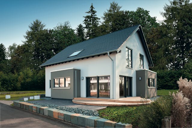 Kompaktes, modernes Fertighaus im hessischen Musterhauspark Bad Vilbel von FingerHaus. Das 1820 als Zimmereibetrieb in Frankenberg in Nordhessen gegründete Familienunternehmen gehört heute zu den zehn größten Fertighausherstellern Deutschlands. FingerHaus spezialisiert sich auf Häuser in Holzfertigbauweise mit hohem Ökologie-Anspruch und ist bundesweit aktiv.