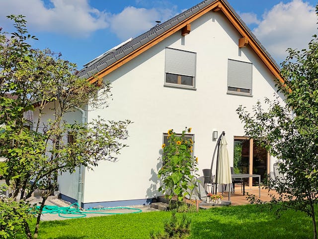Fertighaus Haus Baier von Gebrüder Noack Holzbau Schlüsselfertig ab 324000€, Satteldach-Klassiker Außenansicht 2