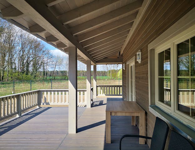 Amerikanisches Ranch House mit flach geneigtem Dach und ebenerdigem Eingang, Außenansicht