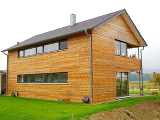 Fertighaus Ohmden von Holzhaus Rosskopf Schlüsselfertig ab 439000€, Satteldach-Klassiker Außenansicht 2