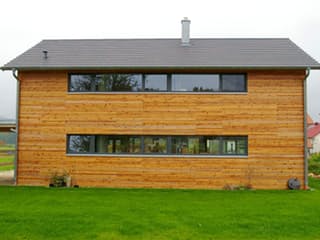 Fertighaus Ohmden von Holzhaus Rosskopf Schlüsselfertig ab 439000€, Satteldach-Klassiker Außenansicht 3