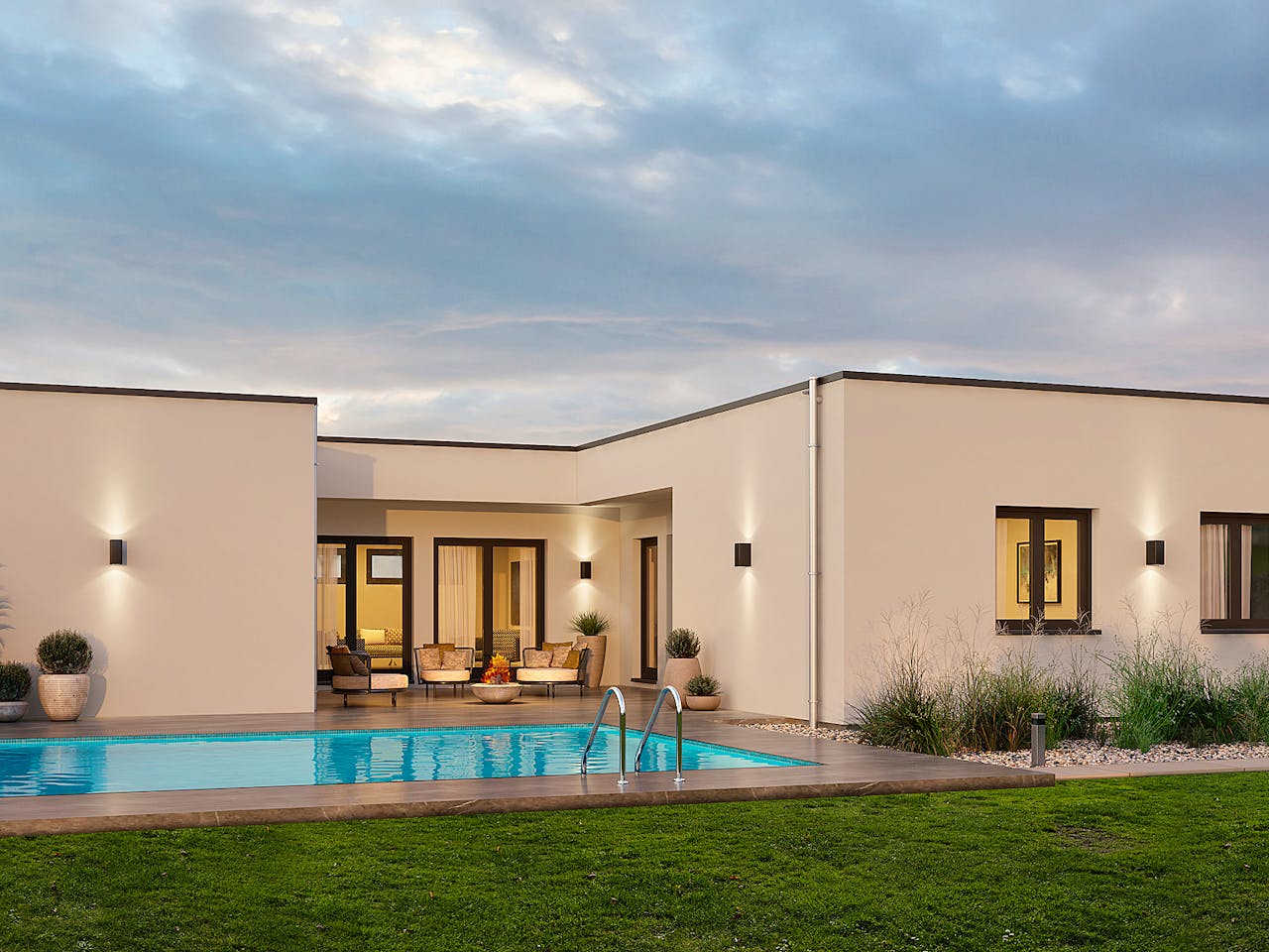 Fertighaus Bungalow 5 Flachdach von OKAL Haus Schlüsselfertig ab 553900€, Bungalow Außenansicht 1