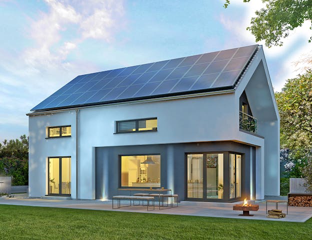 Moderne Luxus-Villa als zeitgenössische Designinterpretation des Satteldachhauses