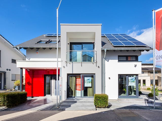 Fertighaus Musterhaus Fellbach von OKAL Haus Schlüsselfertig ab 557900€, Satteldach-Klassiker Außenansicht 2