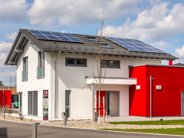 Fertighaus Musterhaus Günzburg von OKAL Haus Schlüsselfertig ab 664900€, Satteldach-Klassiker Außenansicht 3