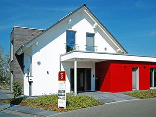 Fertighaus Musterhaus Langenhagen von OKAL Haus Schlüsselfertig ab 671900€, Satteldach-Klassiker Außenansicht 2