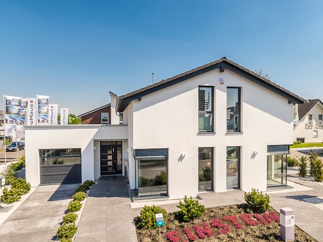 Fertighaus Musterhaus Mülheim-Kärlich von OKAL Haus Schlüsselfertig ab 519900€, Satteldach-Klassiker Außenansicht 2