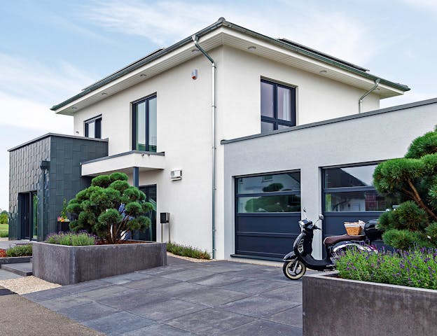 Musterhaus in Sachsen: Moderne Fertighaus-Stadtvilla mit Erker und Doppelgarage von OKAL Haus in der UNGER-Park Musterhausausstellung Leipzig/Dölzig