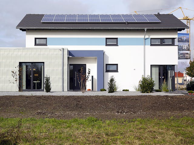 Fertighaus Musterhaus Werder von OKAL Haus Schlüsselfertig ab 527900€, Satteldach-Klassiker Außenansicht 2