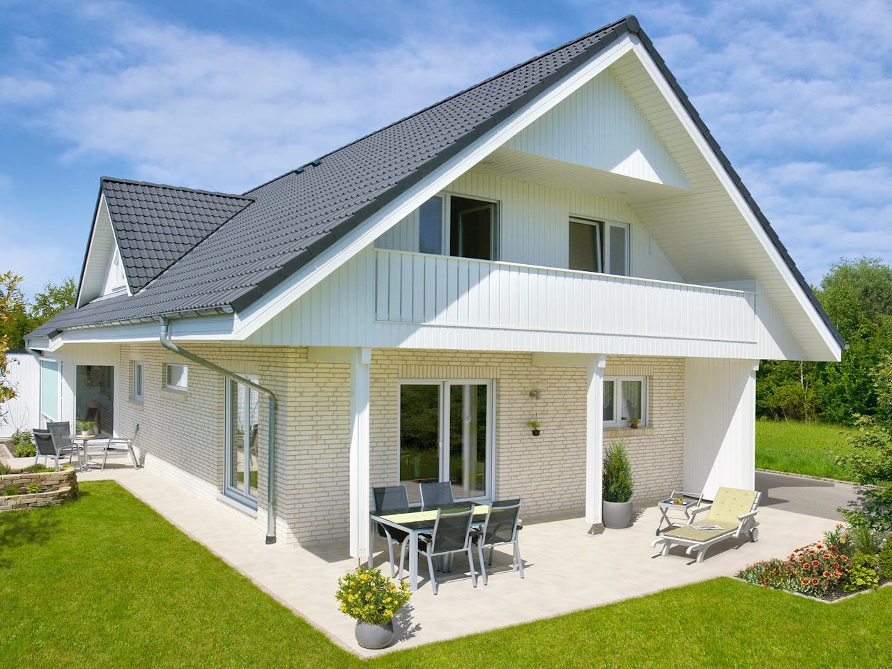 Fertighaus Oslo - mit Einliegerwohnung von Danhaus Deutschland, Satteldach-Klassiker Außenansicht 1