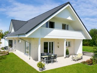 Fertighaus Oslo - mit Einliegerwohnung von Danhaus Deutschland, Satteldach-Klassiker Außenansicht 1