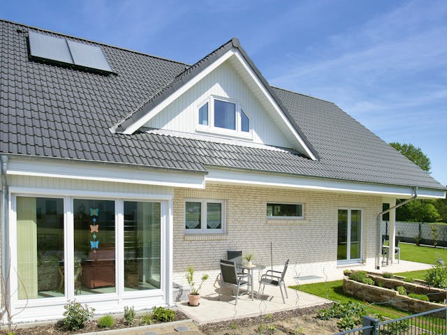Fertighaus Oslo - mit Einliegerwohnung von Danhaus Deutschland, Satteldach-Klassiker Außenansicht 2