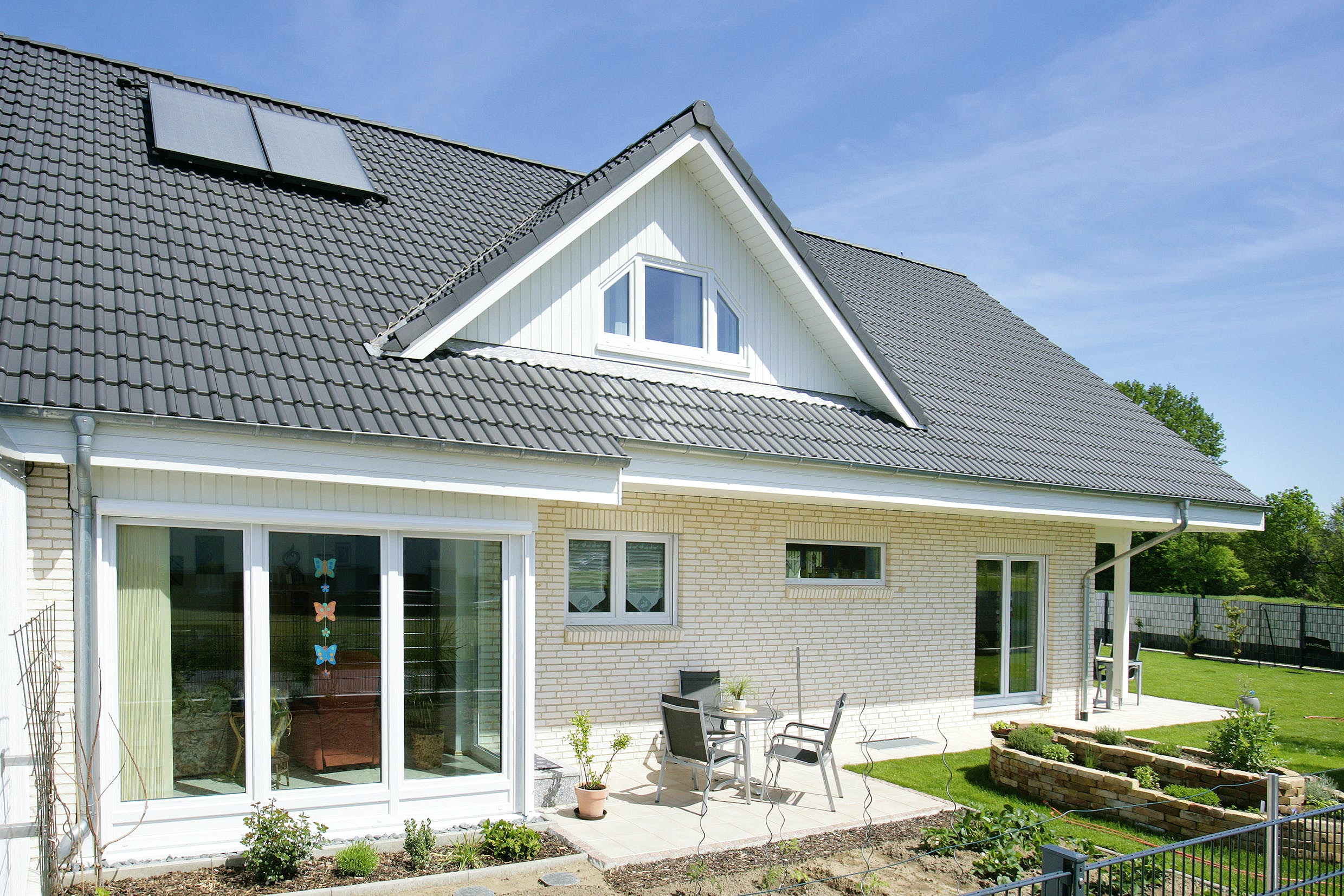 Fertighaus Oslo - mit Einliegerwohnung von Danhaus, Satteldach-Klassiker Außenansicht 2
