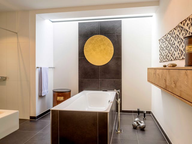 Luxuriöses Bad mit Dachfenster