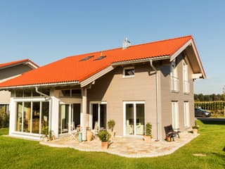 Fertighaus Perlsee von ISARTALER HOLZHAUS Schlüsselfertig ab 348000€, Satteldach-Klassiker Außenansicht 1