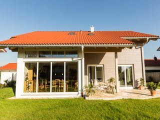 Fertighaus Perlsee von ISARTALER HOLZHAUS Schlüsselfertig ab 348000€, Satteldach-Klassiker Außenansicht 2