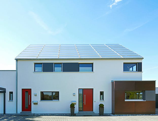 Fertighaus als Mehrgenerationenhaus von petershaus. Insgesamt haben hier drei Generationen Platz – in zwei ebenerdigen Wohnungen sowie einer durchgängigen Wohneinheit im Obergeschoss.